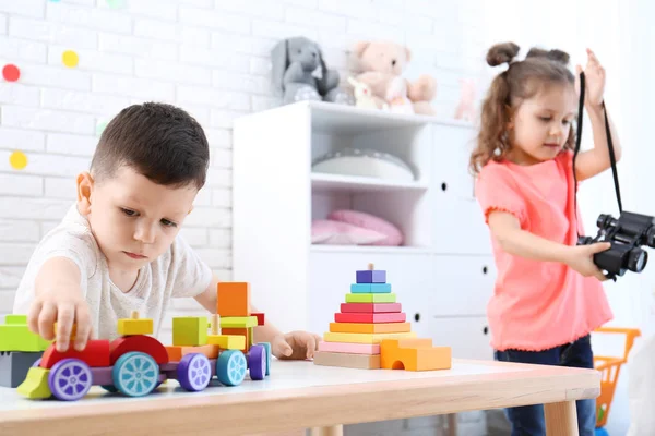 Entzückende Kinder, die zu Hause im hellen Raum spielen — Stockfoto