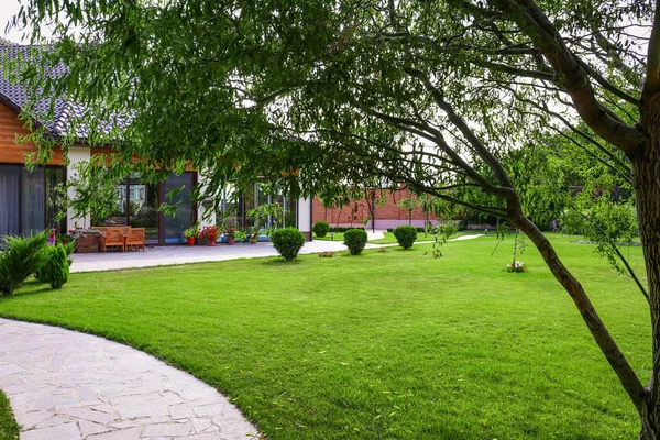 Bela paisagem com jardim verde perto da casa moderna — Fotografia de Stock