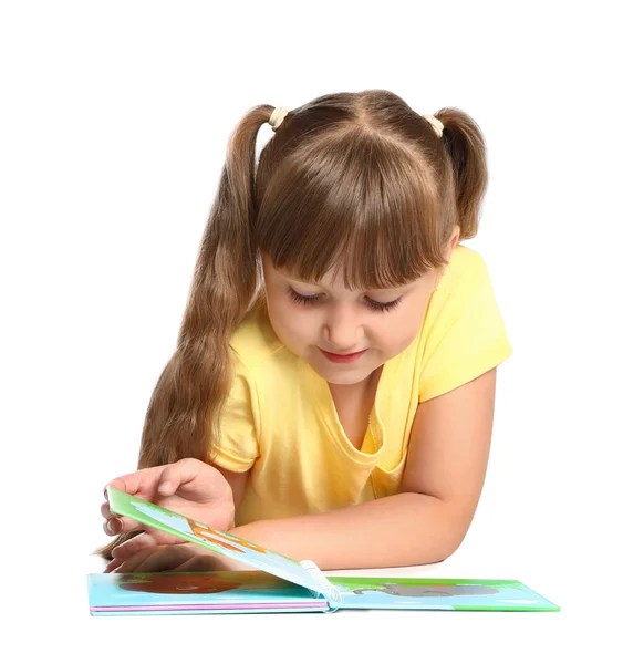 Retrato de bonito menina leitura livro no fundo branco — Fotografia de Stock