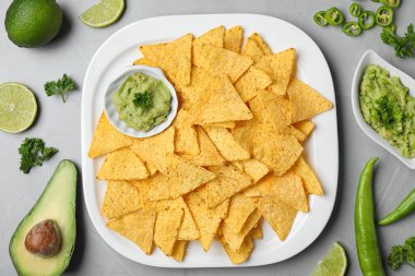 Gri masada lezzetli Meksika nachos cips ile Düz yatıyordu kompozisyon