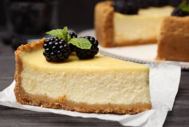Masada böğürtlen ile süslenmiş lezzetli cheesecake parçası