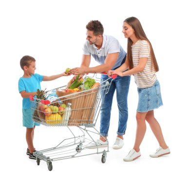 Beyaz arka plan üzerinde tam alışveriş sepeti ile mutlu aile