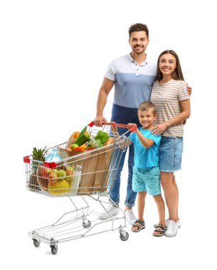 Beyaz arka plan üzerinde tam alışveriş sepeti ile mutlu aile