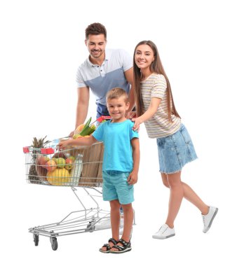 Beyaz arka plan üzerinde tam alışveriş sepeti ile mutlu aile