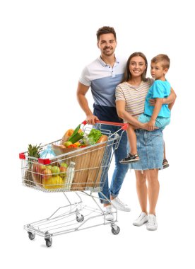 Beyaz arka plan üzerinde tam alışveriş sepeti ile mutlu aile