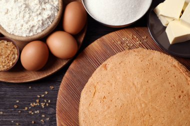 Siyah ahşap masa üzerinde lezzetli taze ev yapımı kek ile Düz yatıyordu kompozisyon