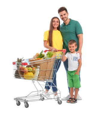 Beyaz arka plan üzerinde tam alışveriş sepeti ile mutlu aile