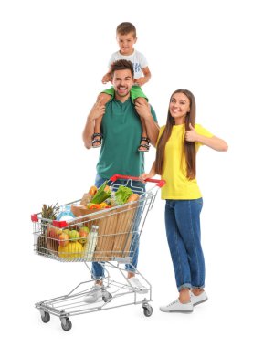 Beyaz arka plan üzerinde tam alışveriş sepeti ile mutlu aile