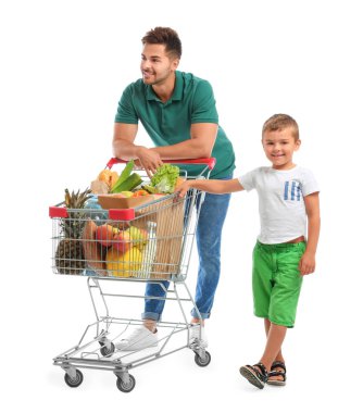 Baba ve oğlu beyaz arka plan üzerinde tam alışveriş sepeti ile
