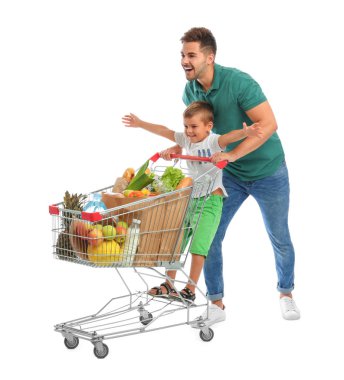 Baba ve oğlu beyaz arka plan üzerinde tam alışveriş sepeti ile