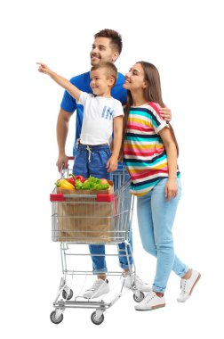 Beyaz arka planda alışveriş sepeti ile mutlu aile