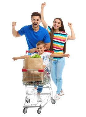 Beyaz arka planda alışveriş sepeti ile mutlu aile