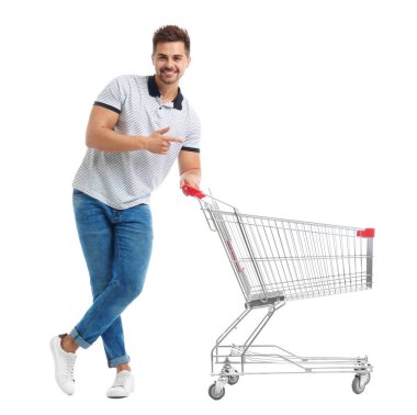 Beyaz arka planda boş alışveriş sepeti ile genç adam