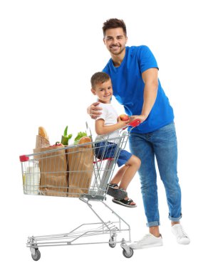 Baba ve oğlu beyaz arka plan üzerinde tam alışveriş sepeti ile