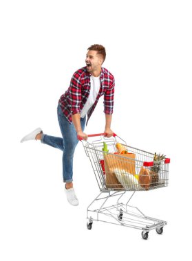 Beyaz arka plan üzerinde tam alışveriş sepeti ile genç adam
