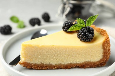 Masada böğürtlen li lezzetli cheesecake parçası, closeup