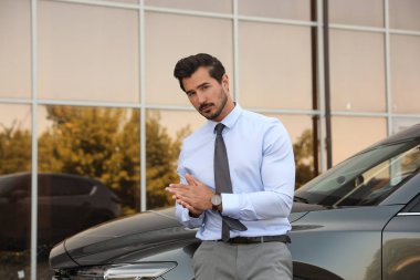 Çekici genç adam yakın lüks araba açık havada