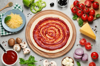 Pizza kabuk ve gri masa üzerinde malzemeler ile Düz yatıyordu kompozisyon
