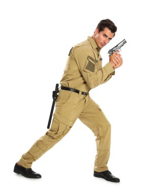 Beyaz arka planda silah ile üniformalı erkek güvenlik görevlisi