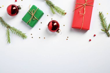 Beyaz arka plan üzerinde Noel hediyeleri ve şenlikli dekor ile Düz yatıyordu kompozisyon. Metin için alan