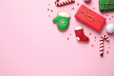 Pembe arka plan üzerinde Noel süslemeleri ile Düz yatıyordu kompozisyon, metin için alan