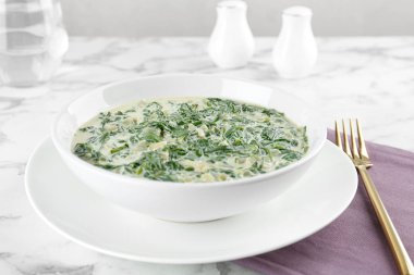 Beyaz mermer masada lezzetli ıspanak daldırma