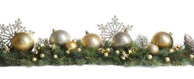 Beyaz arka planda Noel dekorasyonu ile köknar ağacı dalları