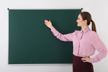 Sınıfta genç kadın öğretmenin portresi