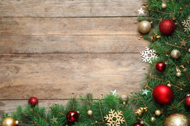 Ahşap arka plan üzerinde Noel dekorasyonu ile Köknar ağacı dalları, düz yatıyordu. Metin için alan