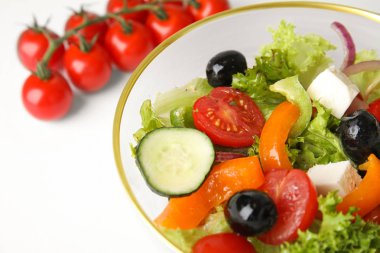 Beyaz masada lezzetli taze Yunan salatası, closeup
