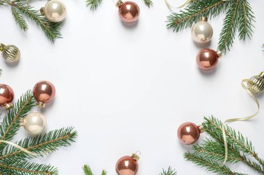 Beyaz arka plan üzerinde Noel ağacı dalları ve şenlikli dekorasyon Çerçeve, üst görünümü. Metin için alan