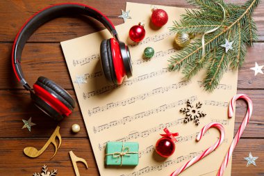 Ahşap masa üzerinde Noel süslemeleri, kulaklık ve müzik levhalar ile Düz yatıyordu kompozisyon
