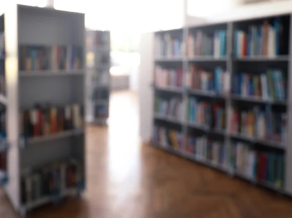 Homályos kilátás könyvtár belső könyvespolcokkal — Stock Fotó