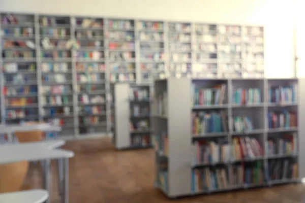 Unscharfe Ansicht des Bibliotheksinnenraums mit Bücherregalen und Tischen — Stockfoto