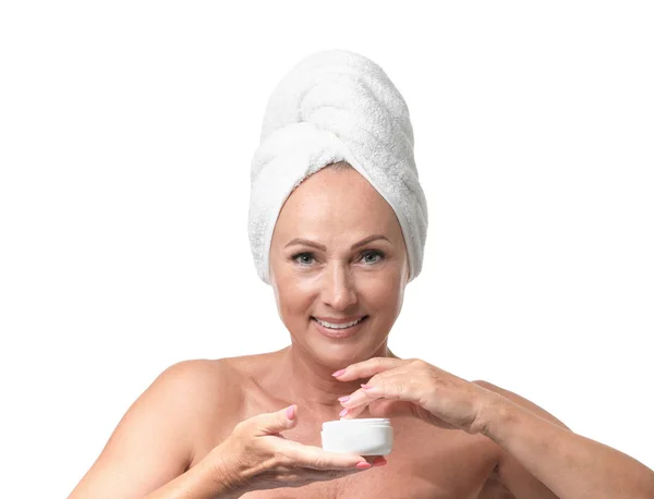Portret van mooie rijpe vrouw met perfecte huid houden jar van crème op witte achtergrond — Stockfoto