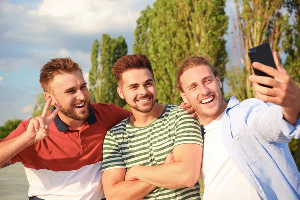 Heureux les jeunes hommes prenant selfie à l'extérieur le jour ensoleillé — Photo