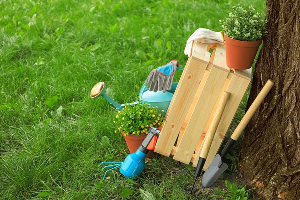 Composição com ferramentas de jardinagem na grama verde — Fotografia de Stock