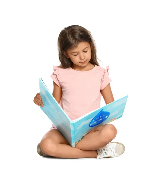 Linda niña leyendo libro sobre fondo blanco — Foto de Stock