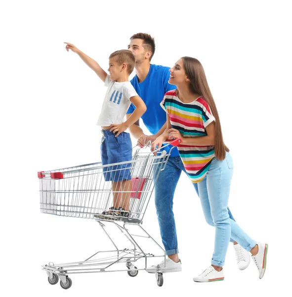 Família feliz com carrinho de compras no fundo branco — Fotografia de Stock