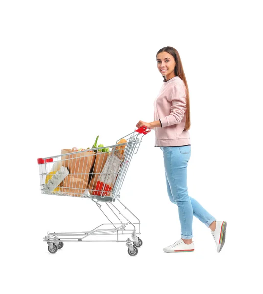 Beyaz arka plan üzerinde tam alışveriş sepeti ile genç kadın — Stok fotoğraf