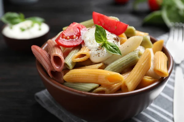 Deliciosa pasta vegetal con aderezo de crema agria sobre mesa de madera negra, primer plano — Foto de Stock