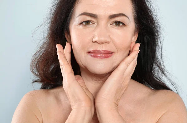 Retrato de mujer madura con cara hermosa sobre fondo gris —  Fotos de Stock