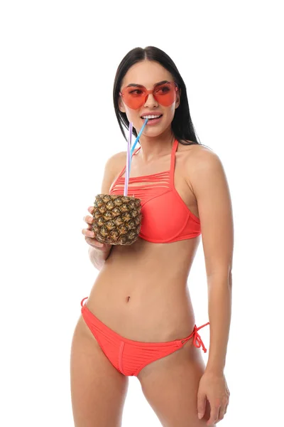 Mooie jonge vrouw in stijlvolle bikini met cocktail op witte achtergrond — Stockfoto
