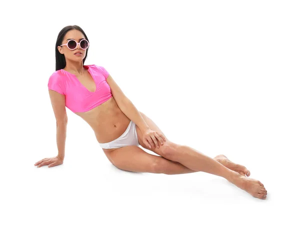 Szép fiatal nő stílusos bikini napszemüveg fehér háttér — Stock Fotó