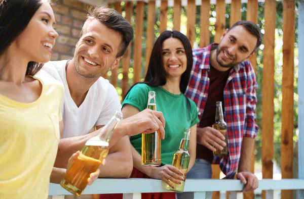 Jonge mensen genieten van picknicken op zomerdag — Stockfoto