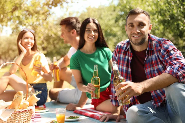 Jonge mensen genieten van picknick in Park op zomerdag — Stockfoto