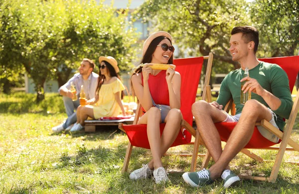 Jóvenes disfrutando de un picnic en el parque el día de verano — Foto de Stock