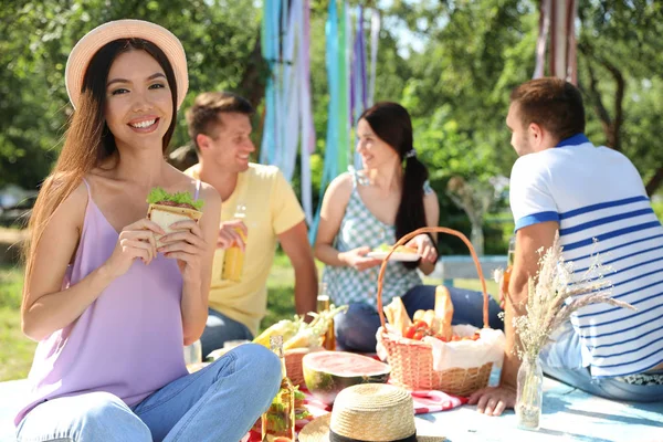 Tinerii se bucură de picnic în parc în ziua de vară — Fotografie, imagine de stoc