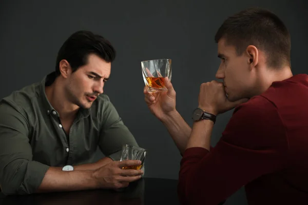 Jóvenes bebiendo whisky juntos en el bar — Foto de Stock
