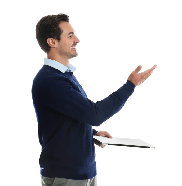 Joven profesor masculino con portátil sobre fondo blanco — Foto de Stock